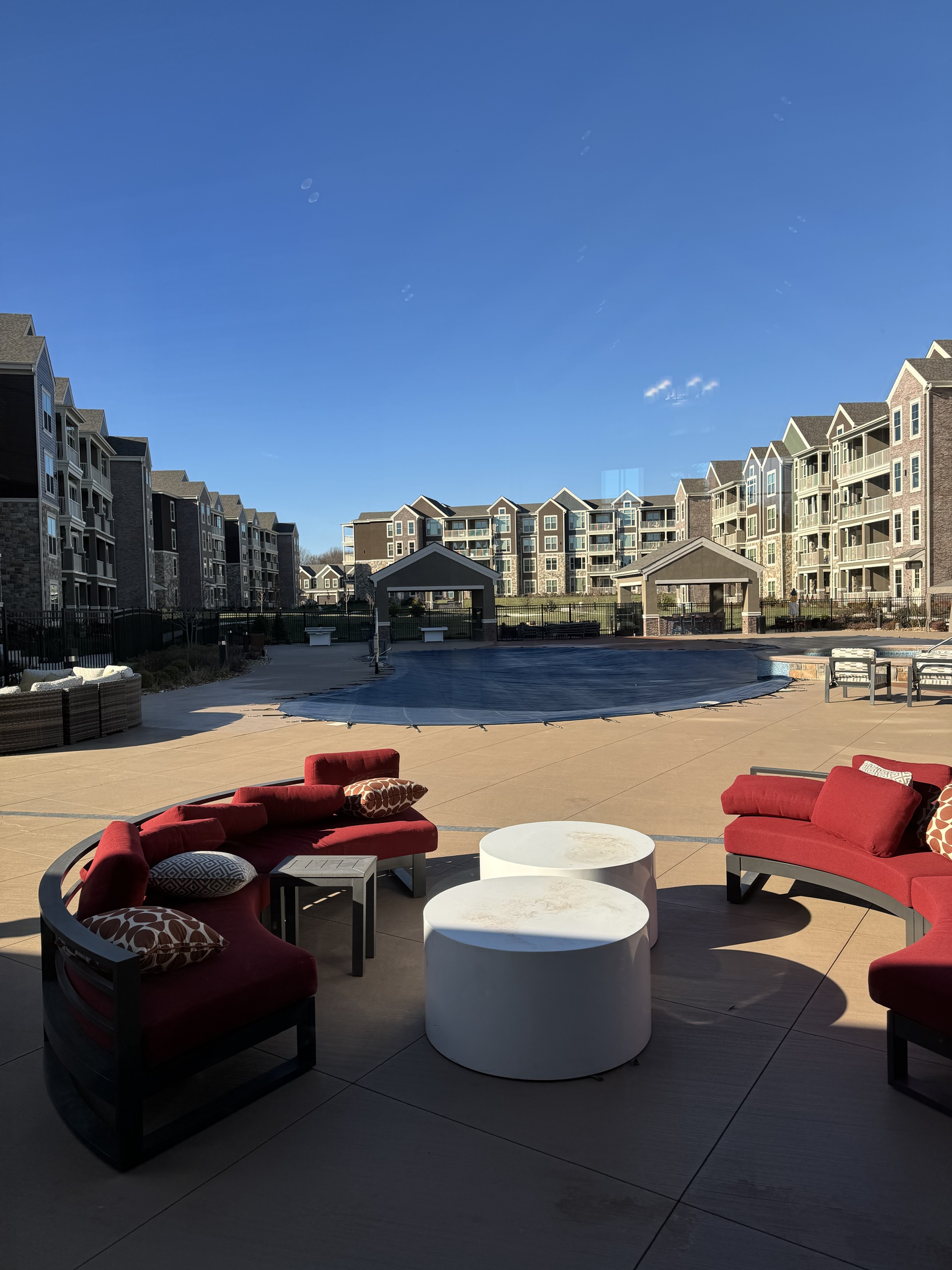 A Lonestar Kaufman community pool and courtyard lounge area
